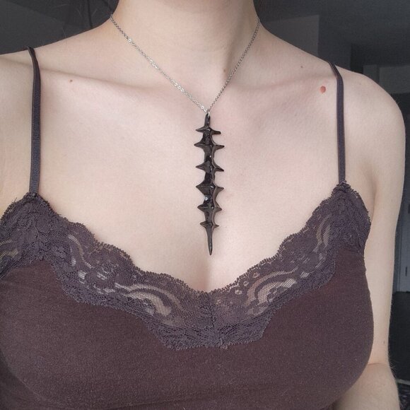 Gothic unique black spiky vertebrae necklace with a small silver chain - Picture 5 of 8